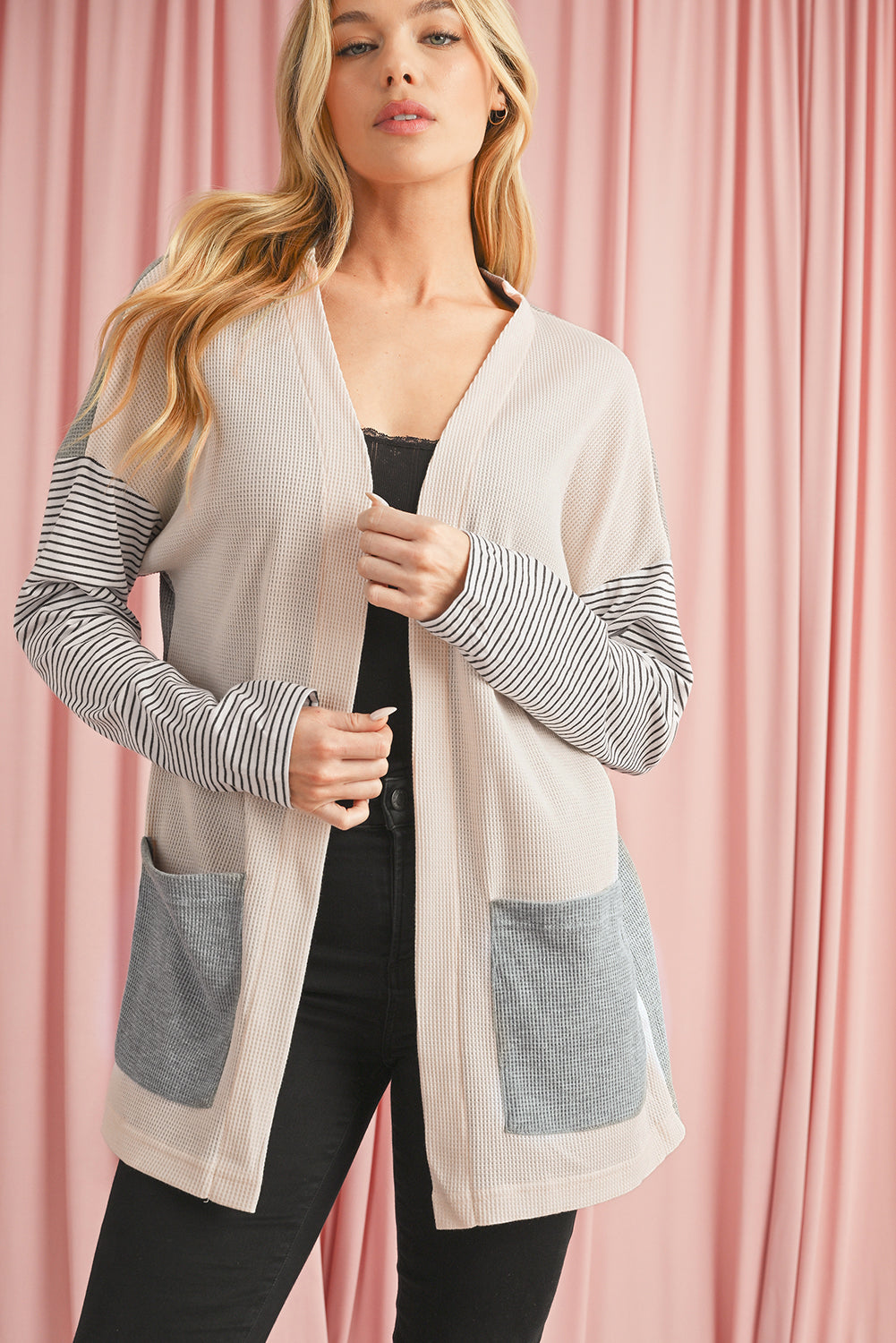 Cardigan frontale aperto con tasca patchwork a righe nere