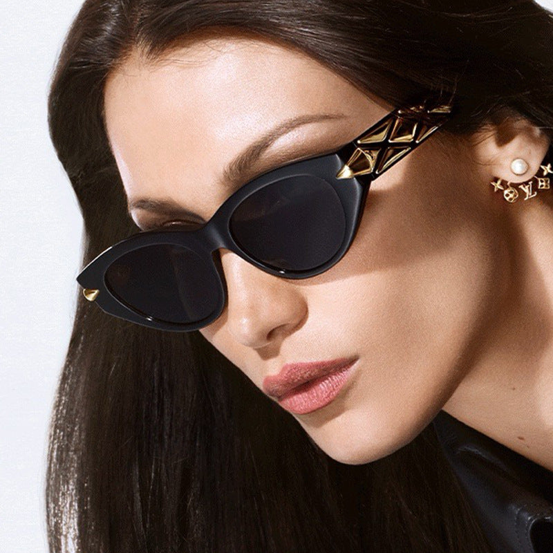Triangle cat eye sunglasses for women, fashionable small frame sunglasses for street photography, modern retro sunglasses, high-end feel
