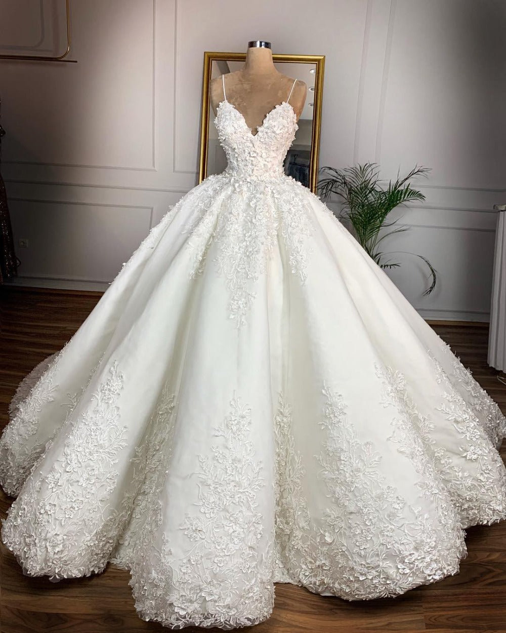 Deep V-neck Sexy Lace Floor-length Wedding Dress Romantic Aura Dignified Wedding Banquet Welcome New Spring