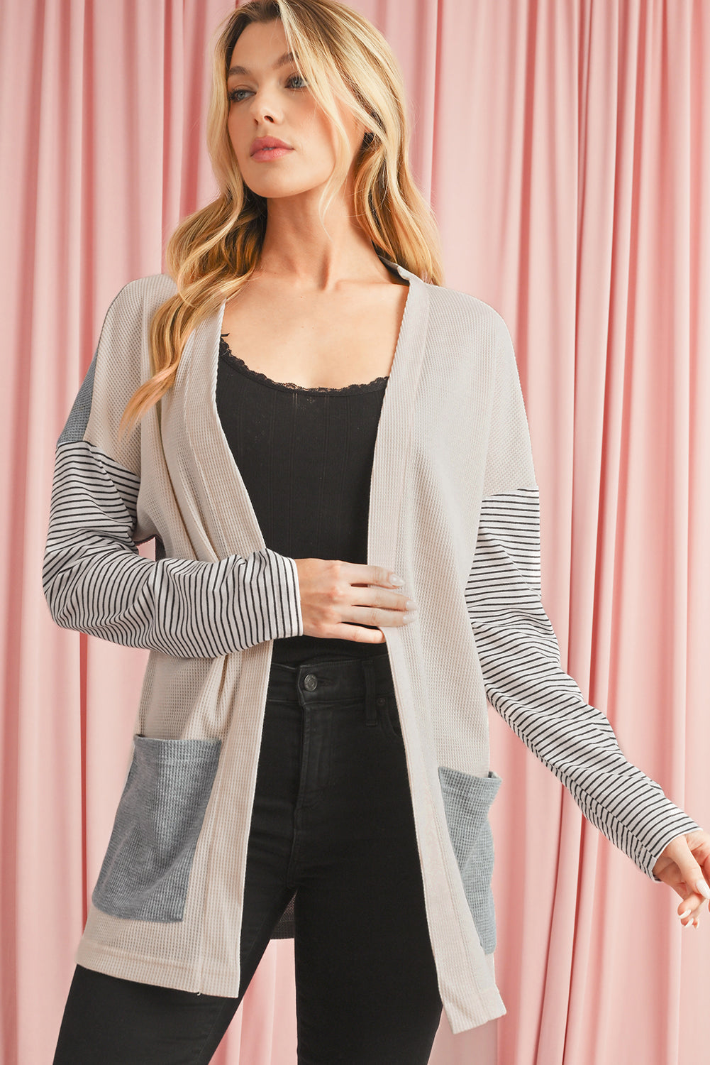 Cardigan frontale aperto con tasca patchwork a righe nere