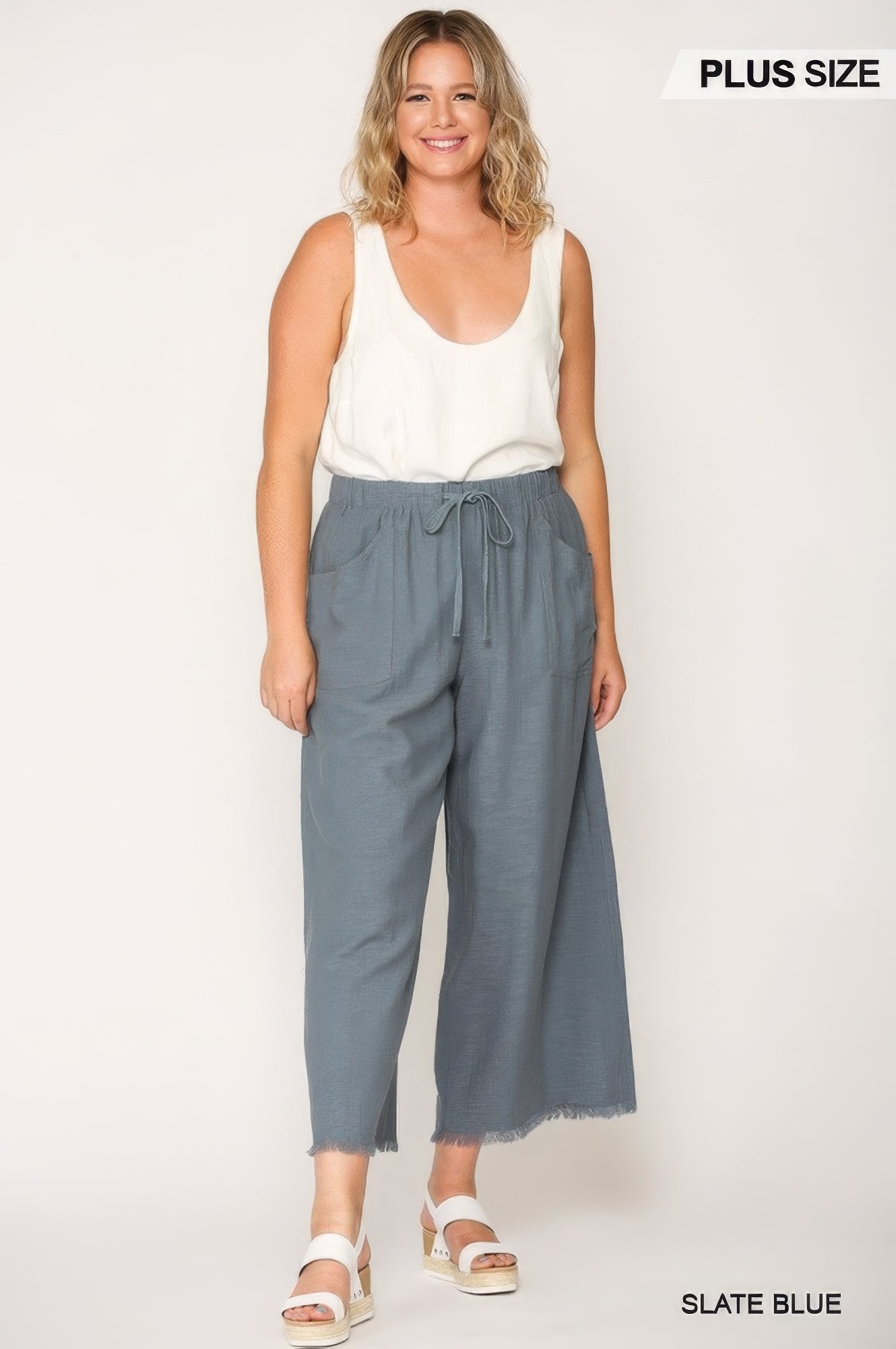Pantaloni larghi sfilacciati con tasche