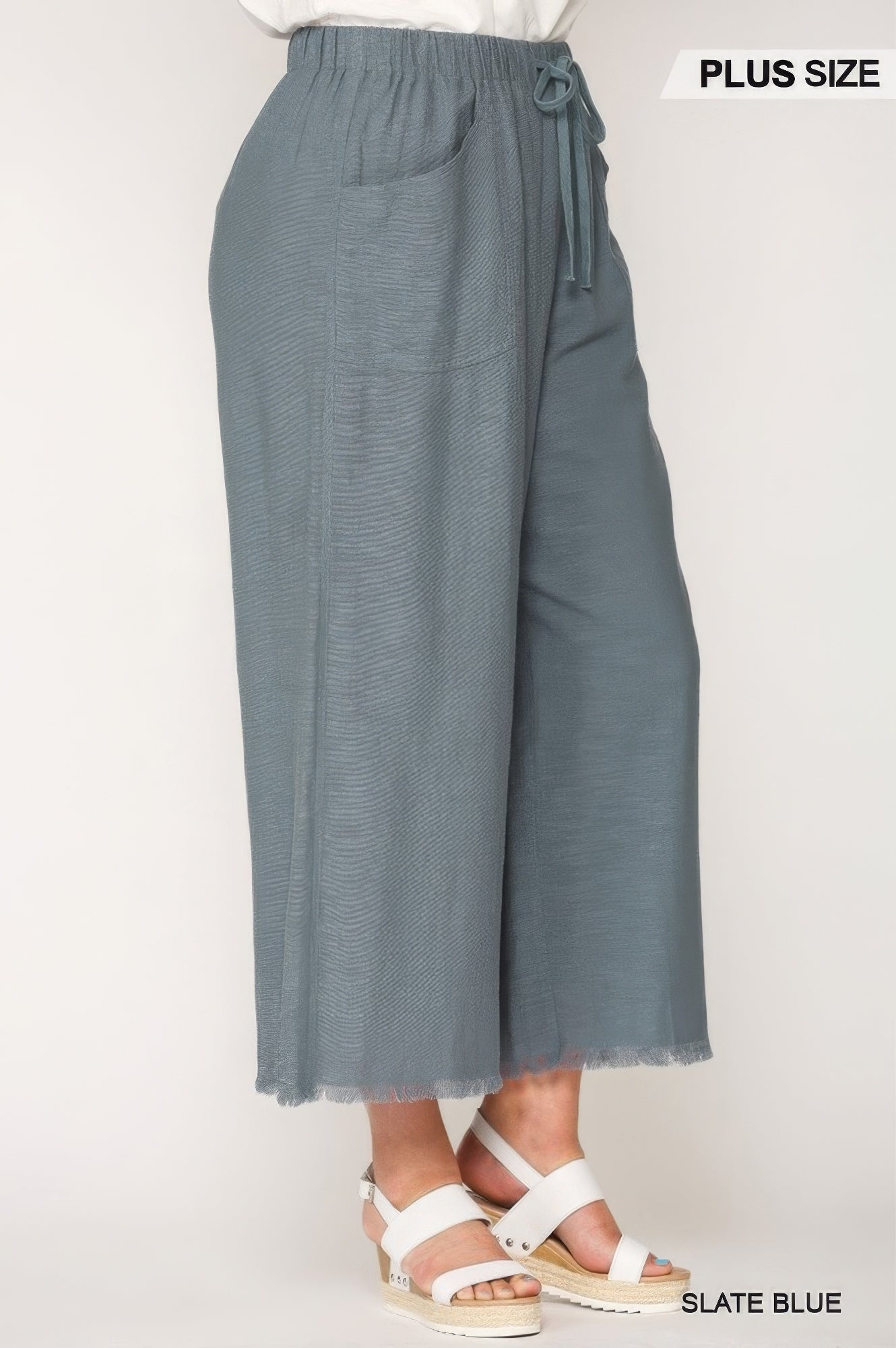 Pantaloni larghi sfilacciati con tasche