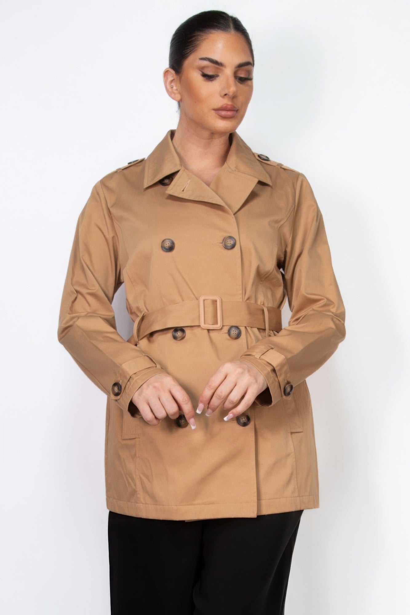Cappotto con cintura e tacca doppiopetto