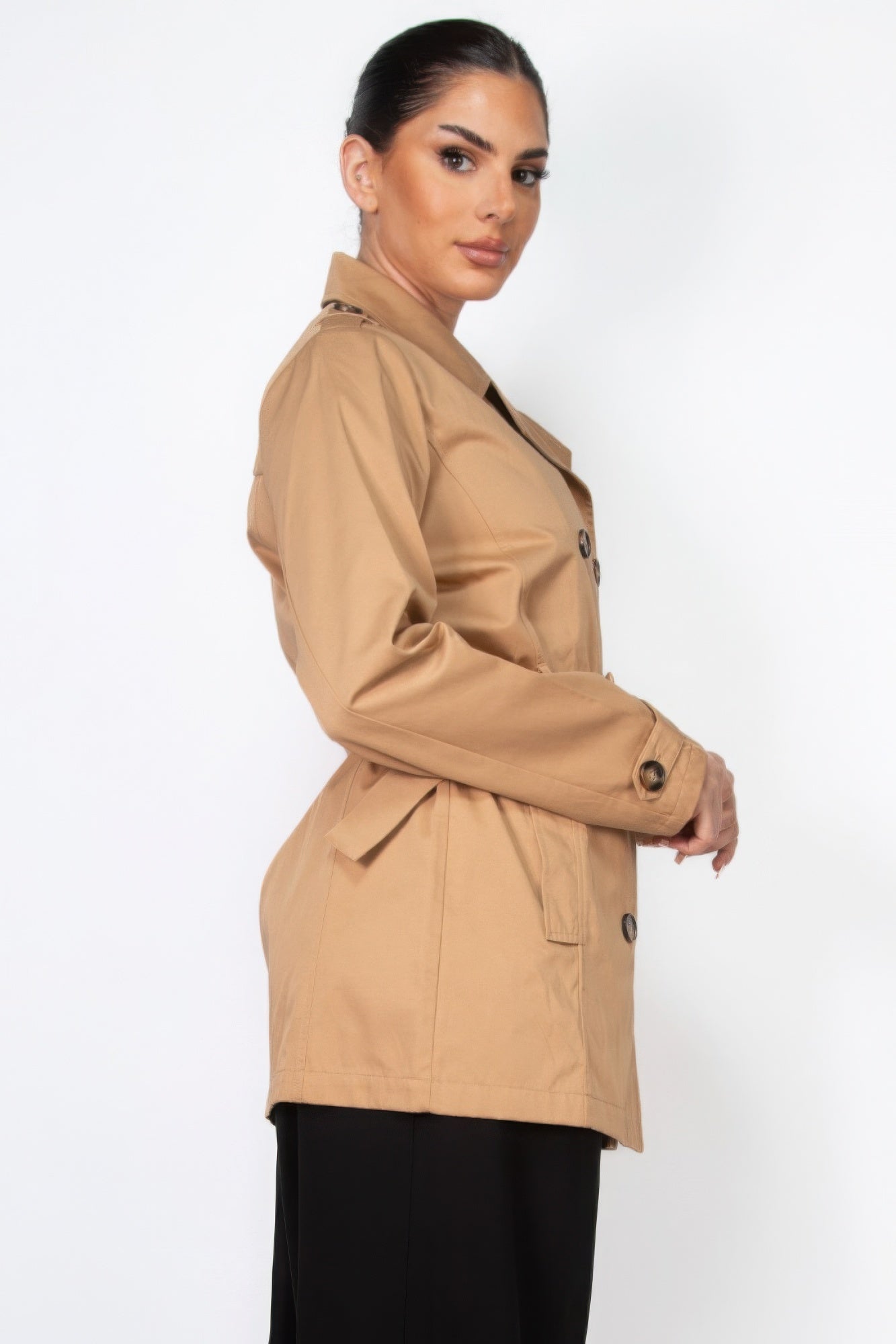 Cappotto con cintura e tacca doppiopetto