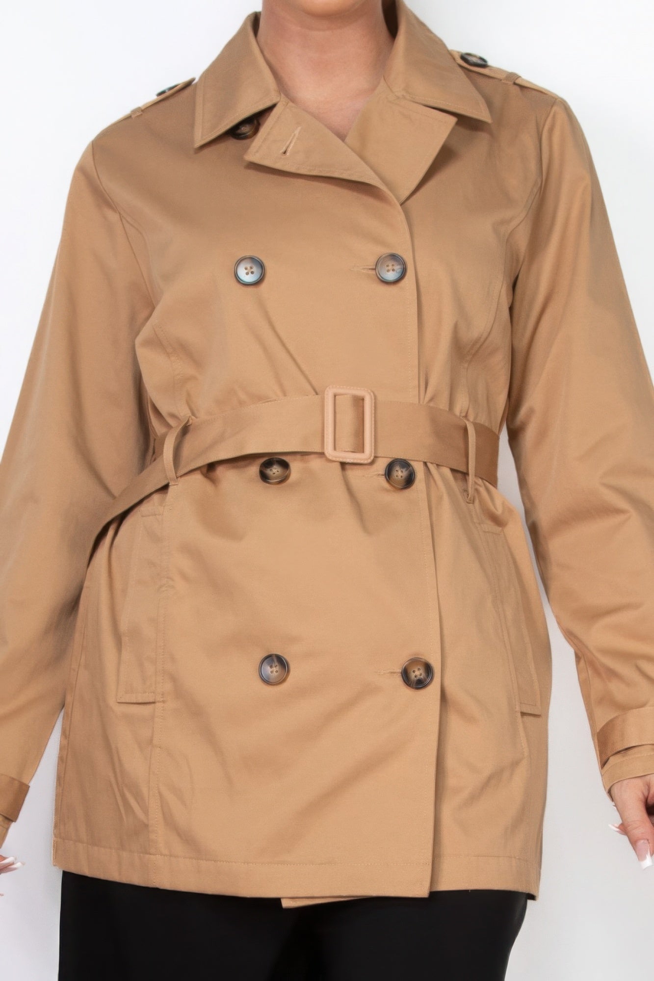 Cappotto con cintura e tacca doppiopetto