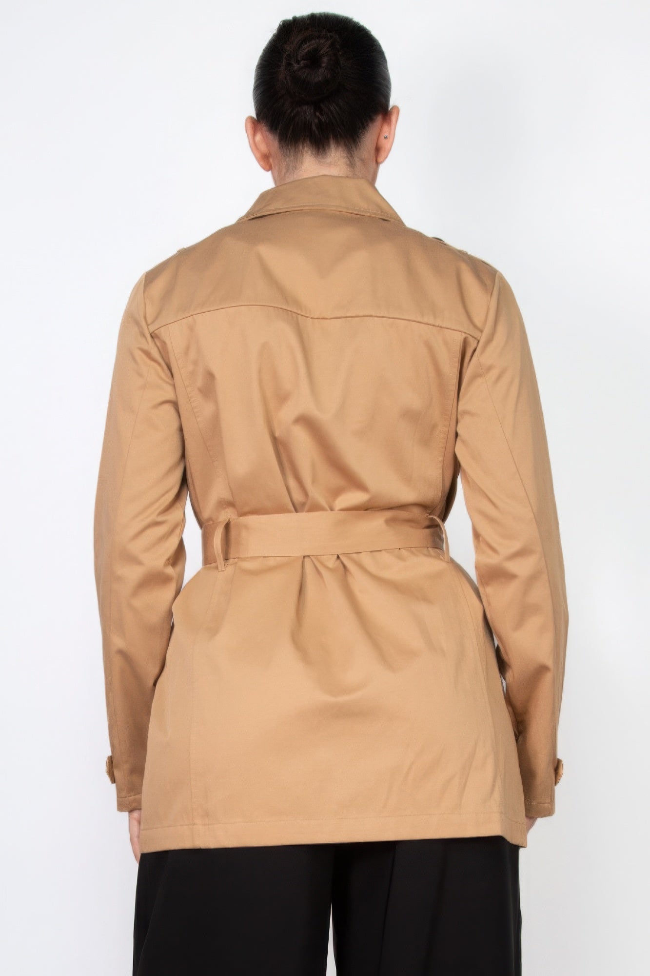 Cappotto con cintura e tacca doppiopetto