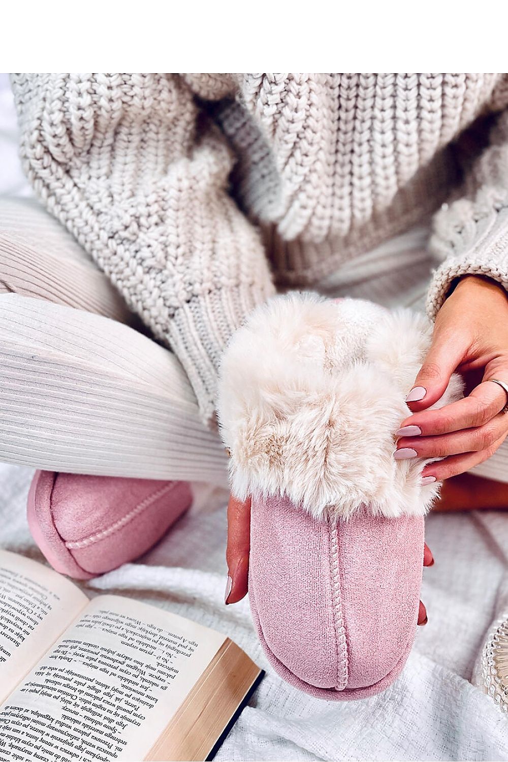 Slippers model 190386 Inello