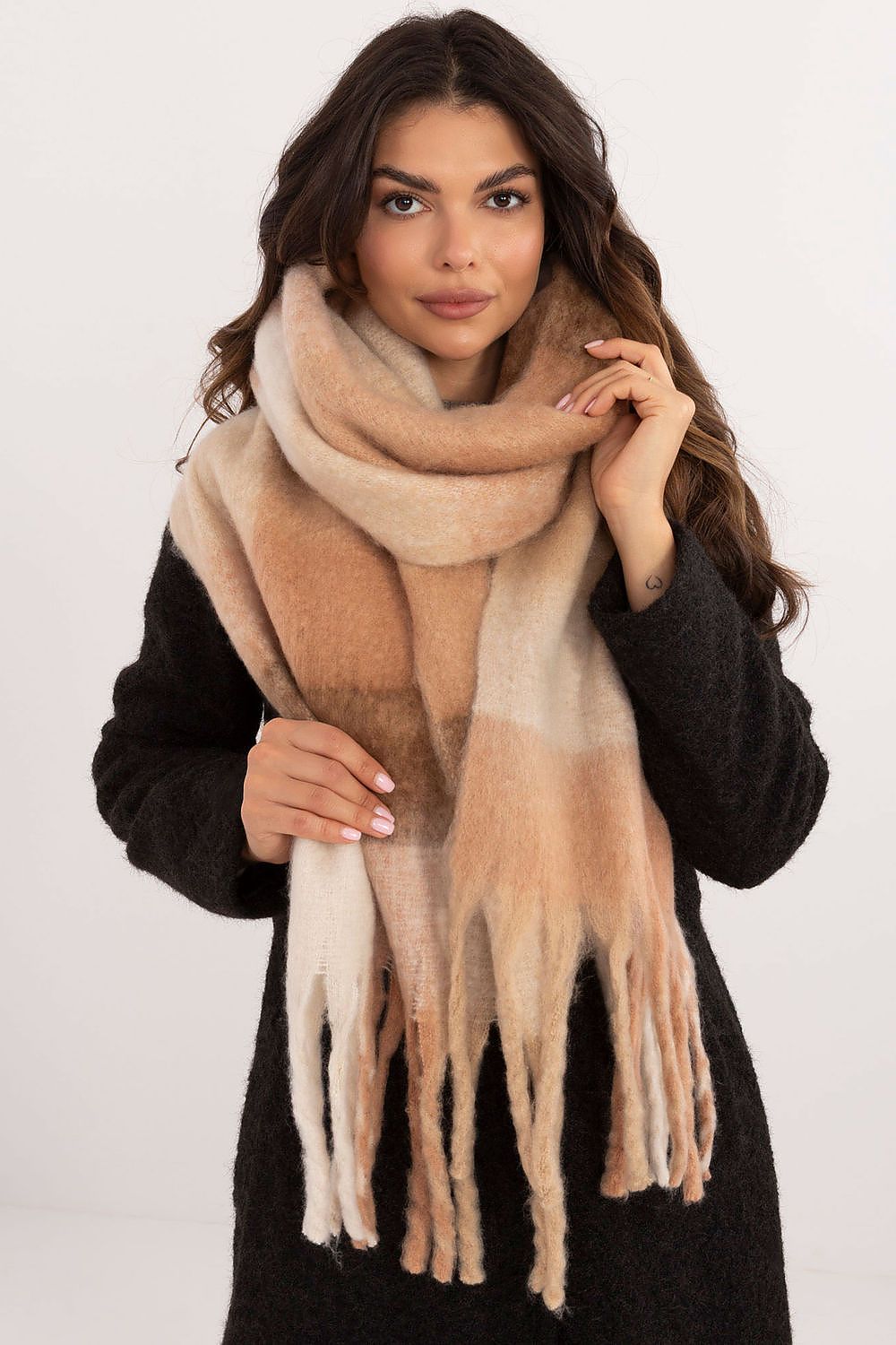 Shawl model 208263 AT