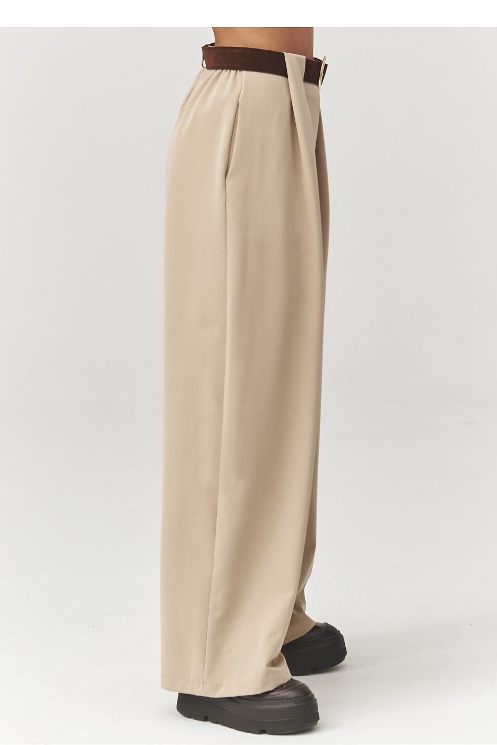 Women trousers model 223365 Makadamia