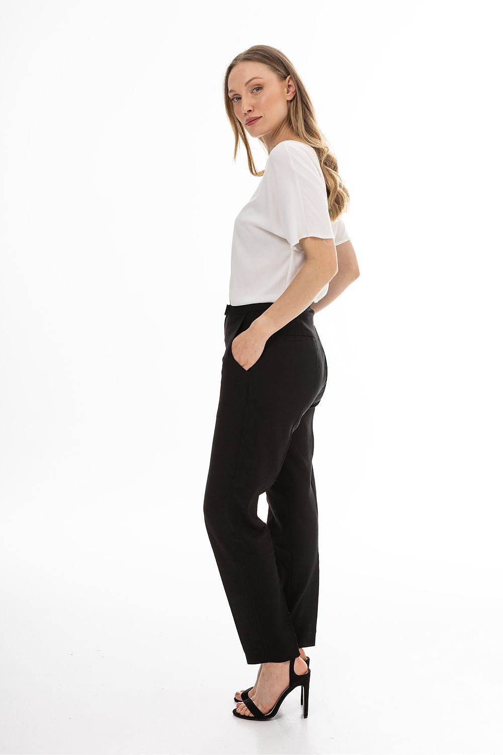 Women trousers model 225297 awama