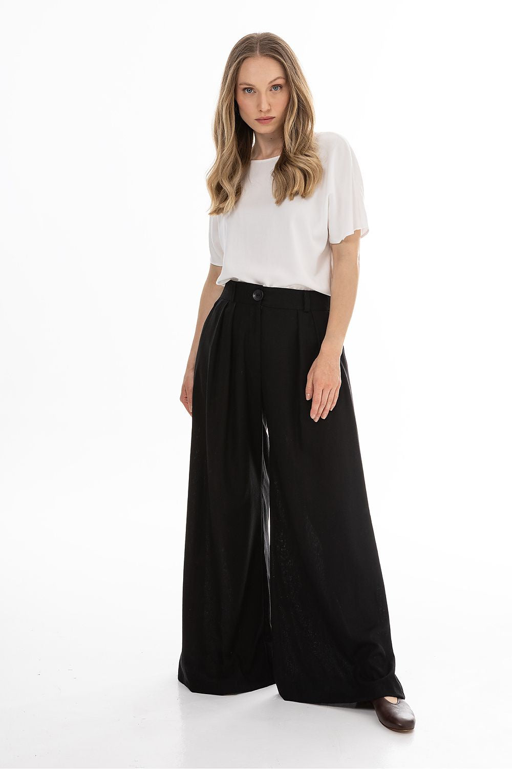 Women trousers model 225300 awama