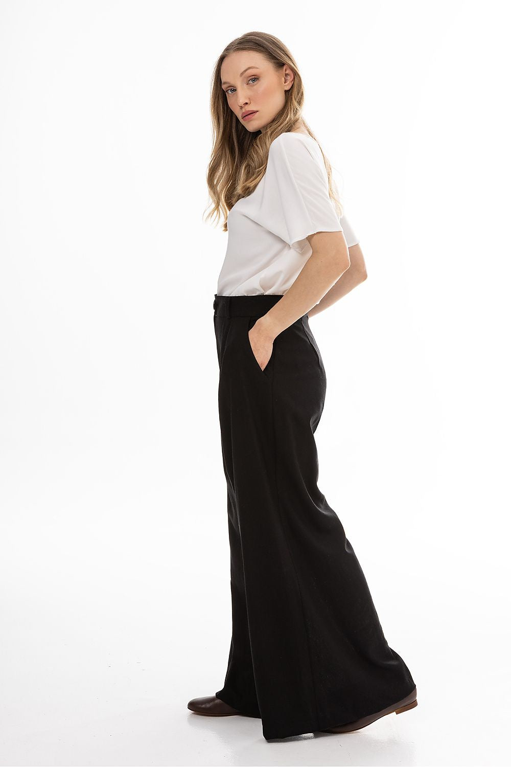 Women trousers model 225300 awama