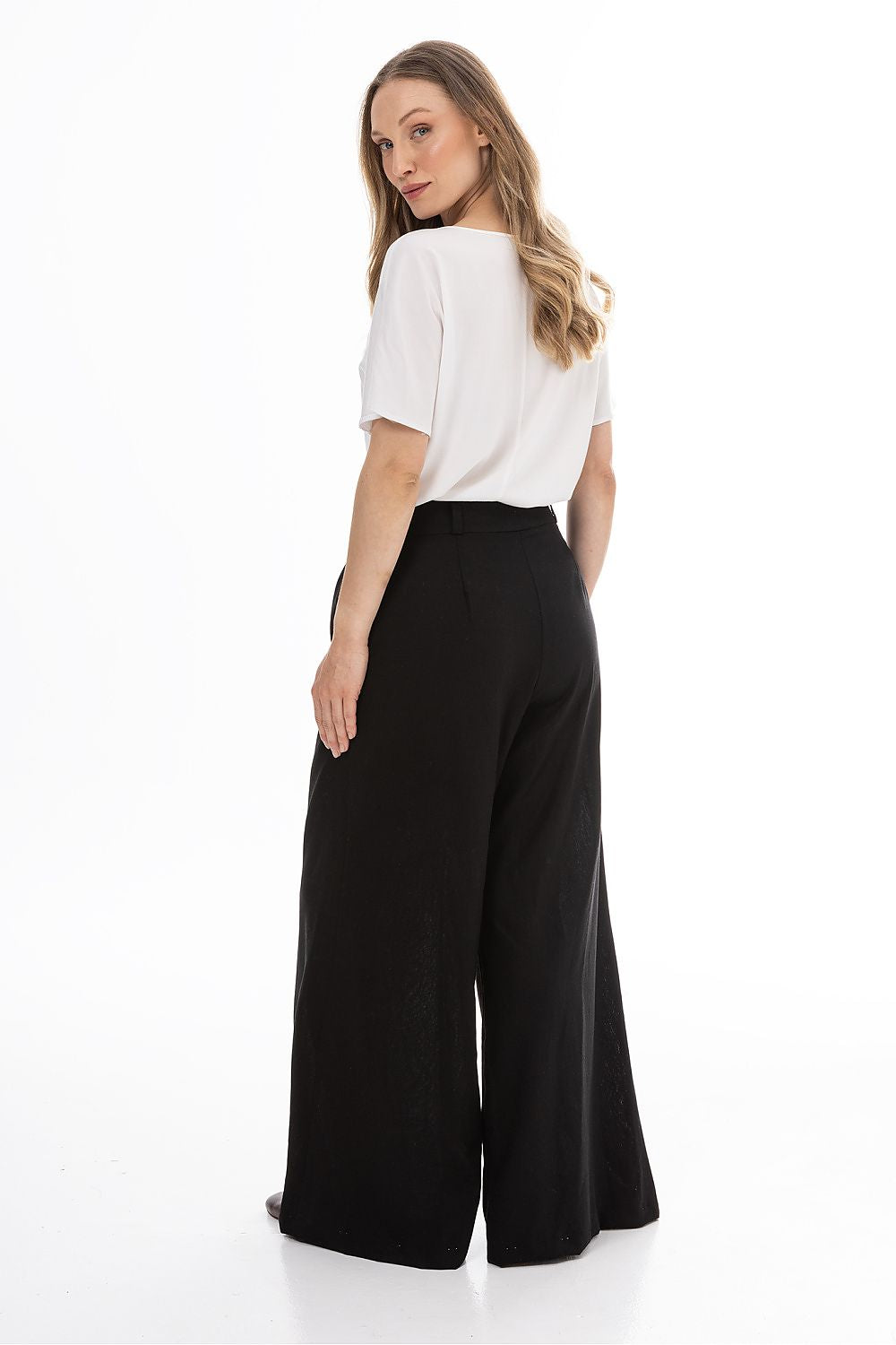 Women trousers model 225300 awama