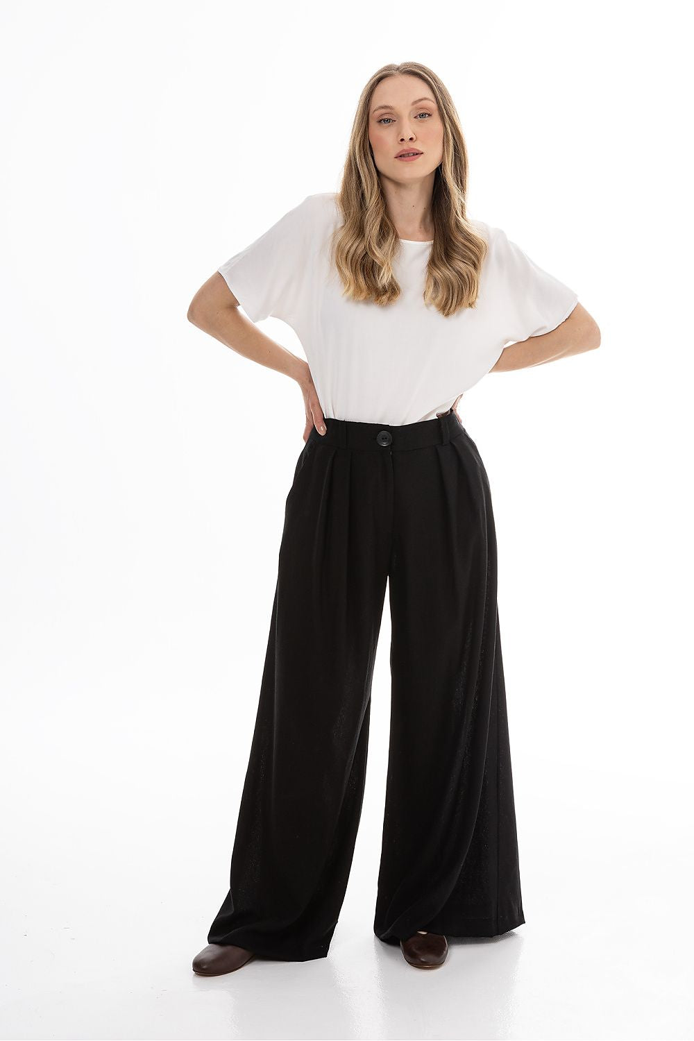 Women trousers model 225300 awama