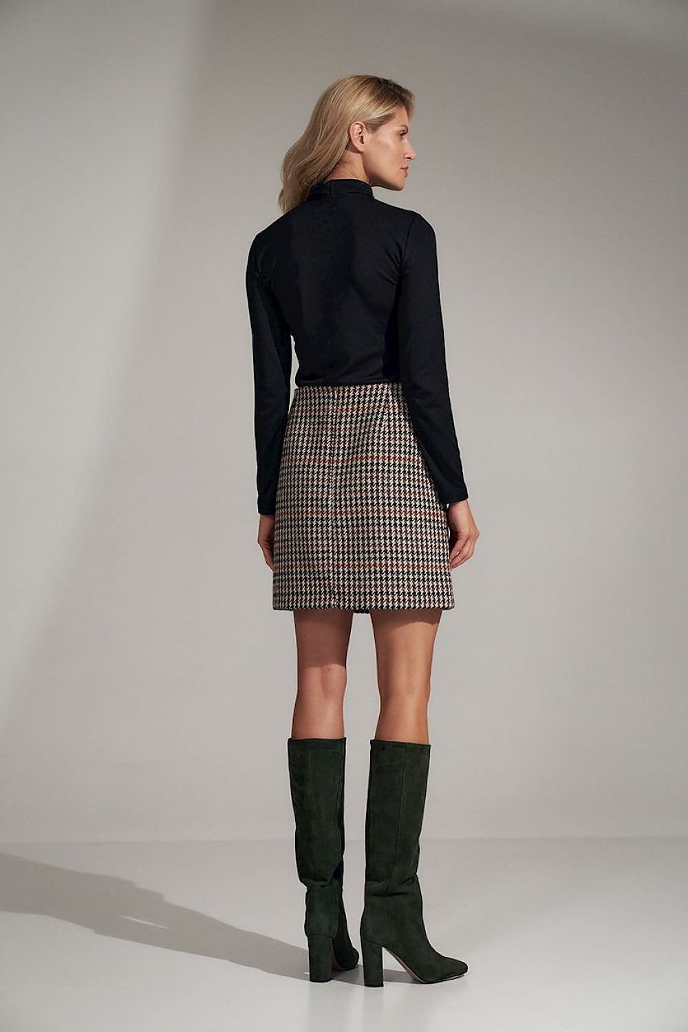 Falda corta modelo 150905 Figl