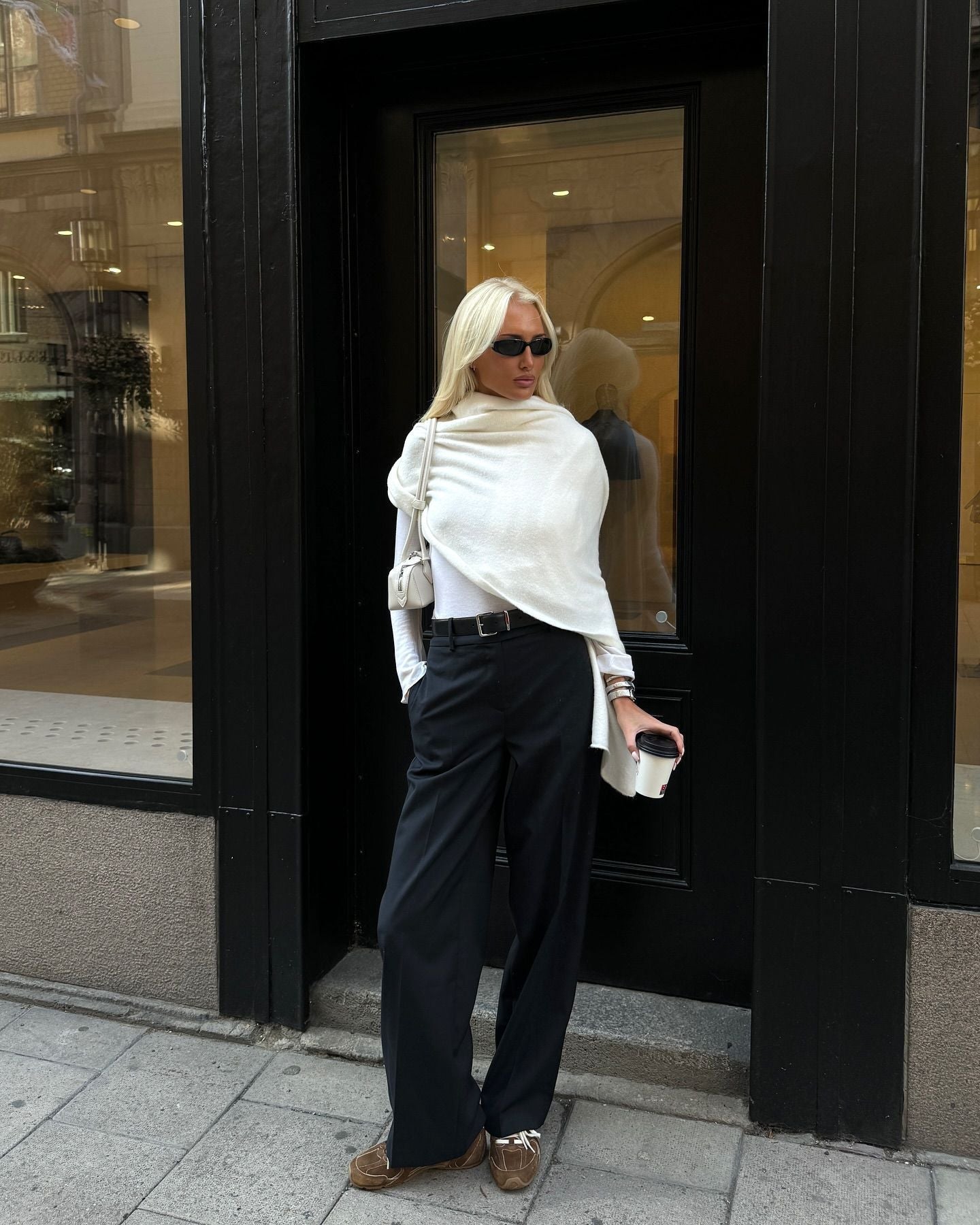 Sneakers και υφασμάτινα κομψά παντελόνια: 5 outfits για κάθε μέρα - e-cosmos