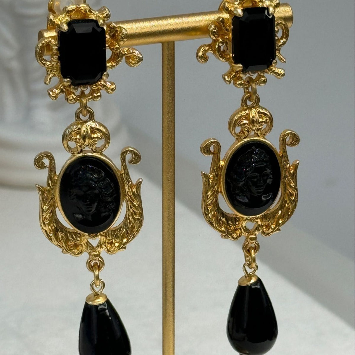 Retro Prince Head Sweeping Shoulder Earrings