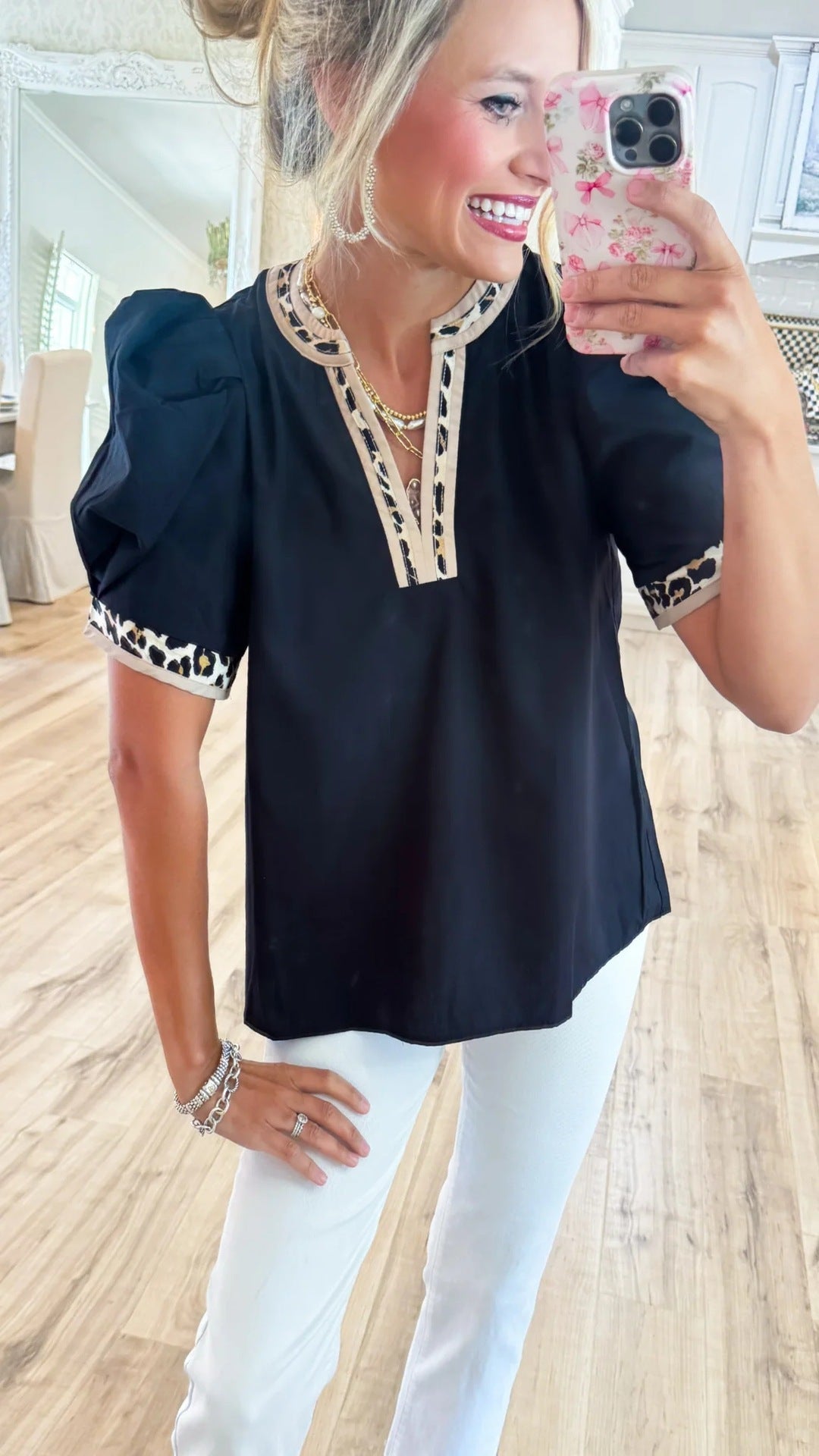Leopard-print Contrast-color V-neck Puffed-sleeve Top