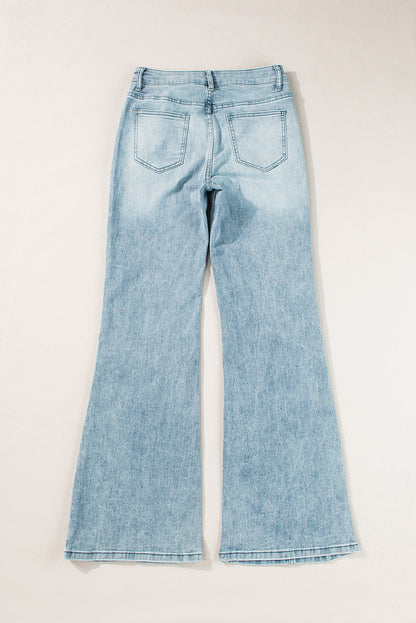 Jeans a gamba svasata con lavaggio acido blu scuro