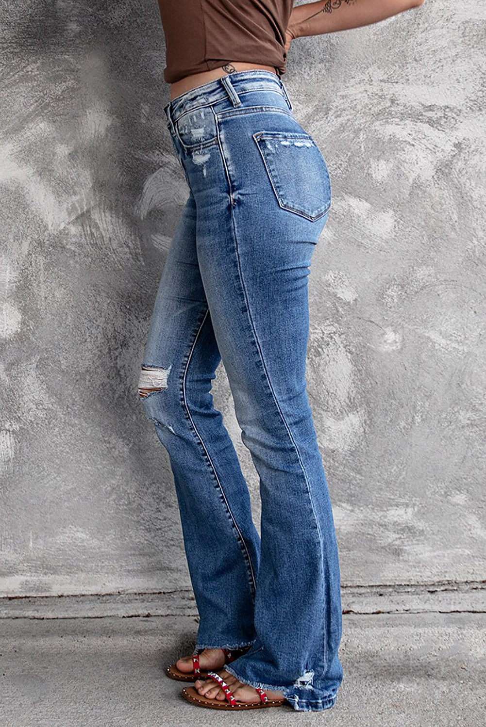 Jeans svasati a vita alta con orlo grezzo strappato blu scuro