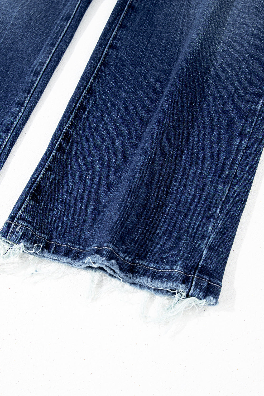 Jeans svasati a vita alta con lavaggio minerale blu vela e orlo grezzo