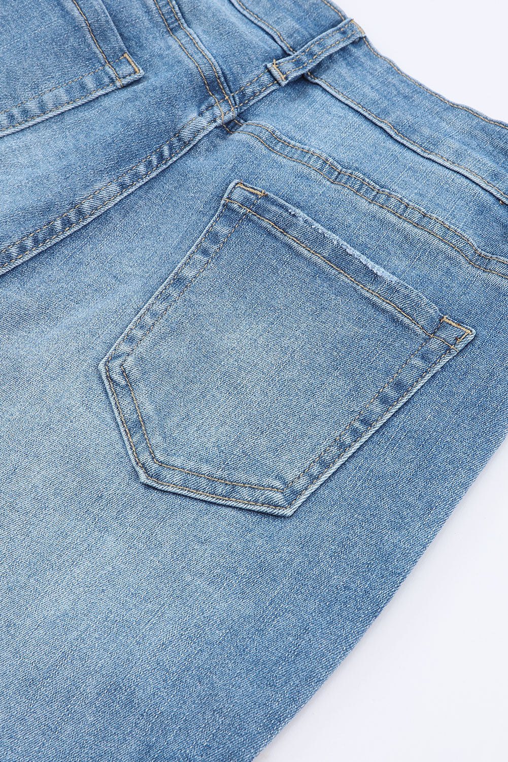 Jeans a campana a vita alta con lavaggio chiaro blu