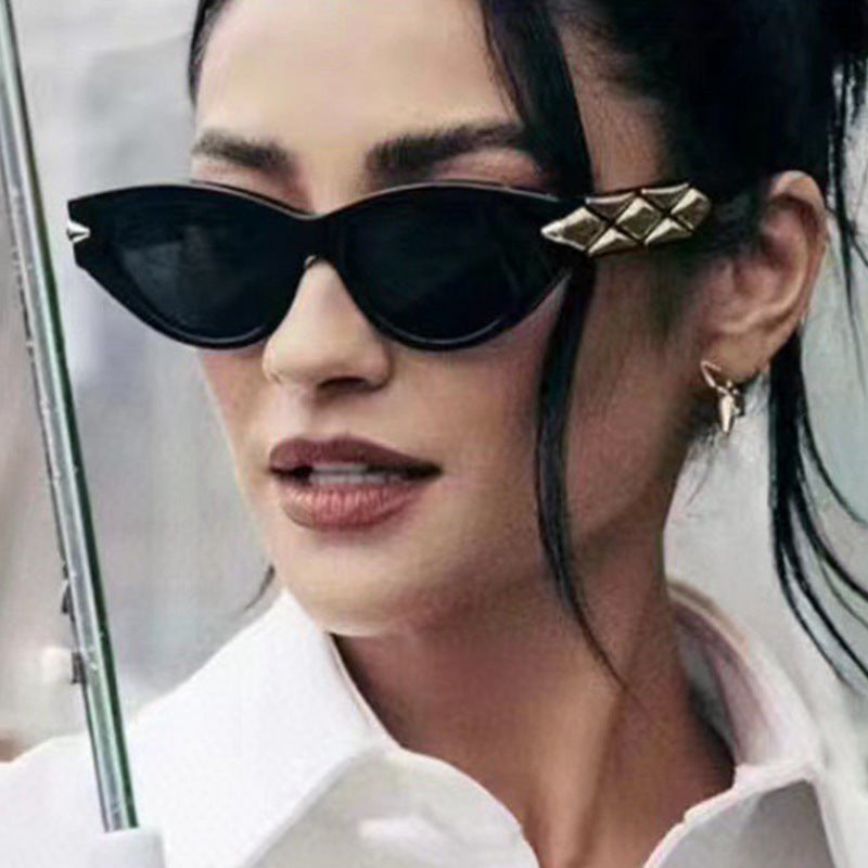 Triangle cat eye sunglasses for women, fashionable small frame sunglasses for street photography, modern retro sunglasses, high-end feel