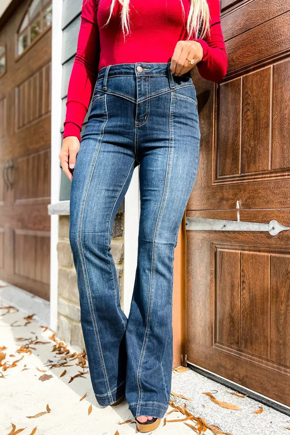 Jeans da donna con fondo a campana a vita alta lavaggio blu scuro