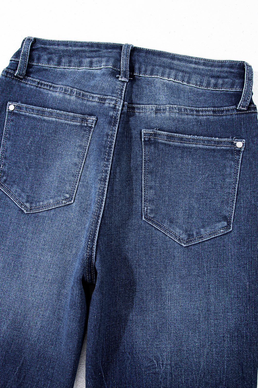 Jeans svasati a vita alta con lavaggio minerale blu vela e orlo grezzo