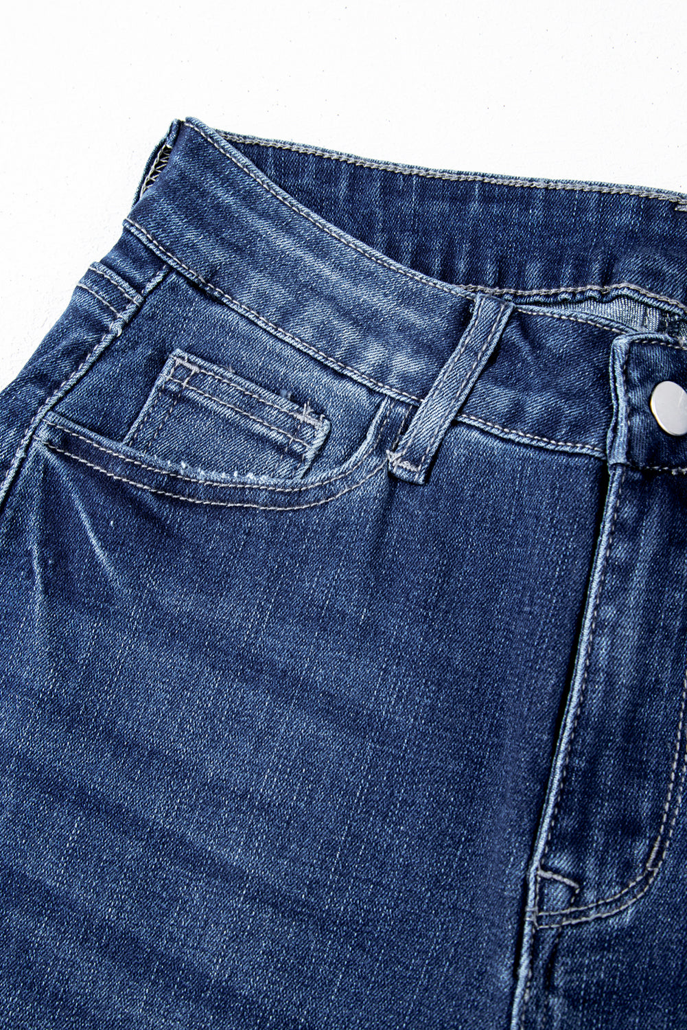 Jeans svasati a vita alta con lavaggio minerale blu vela e orlo grezzo