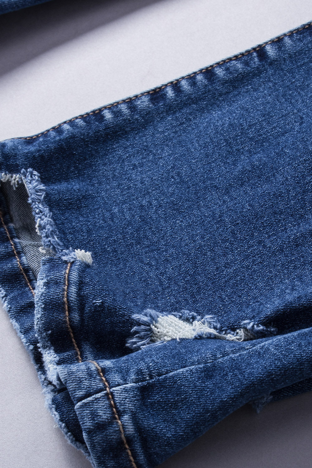 Jeans svasati a vita alta con orlo grezzo strappato blu scuro