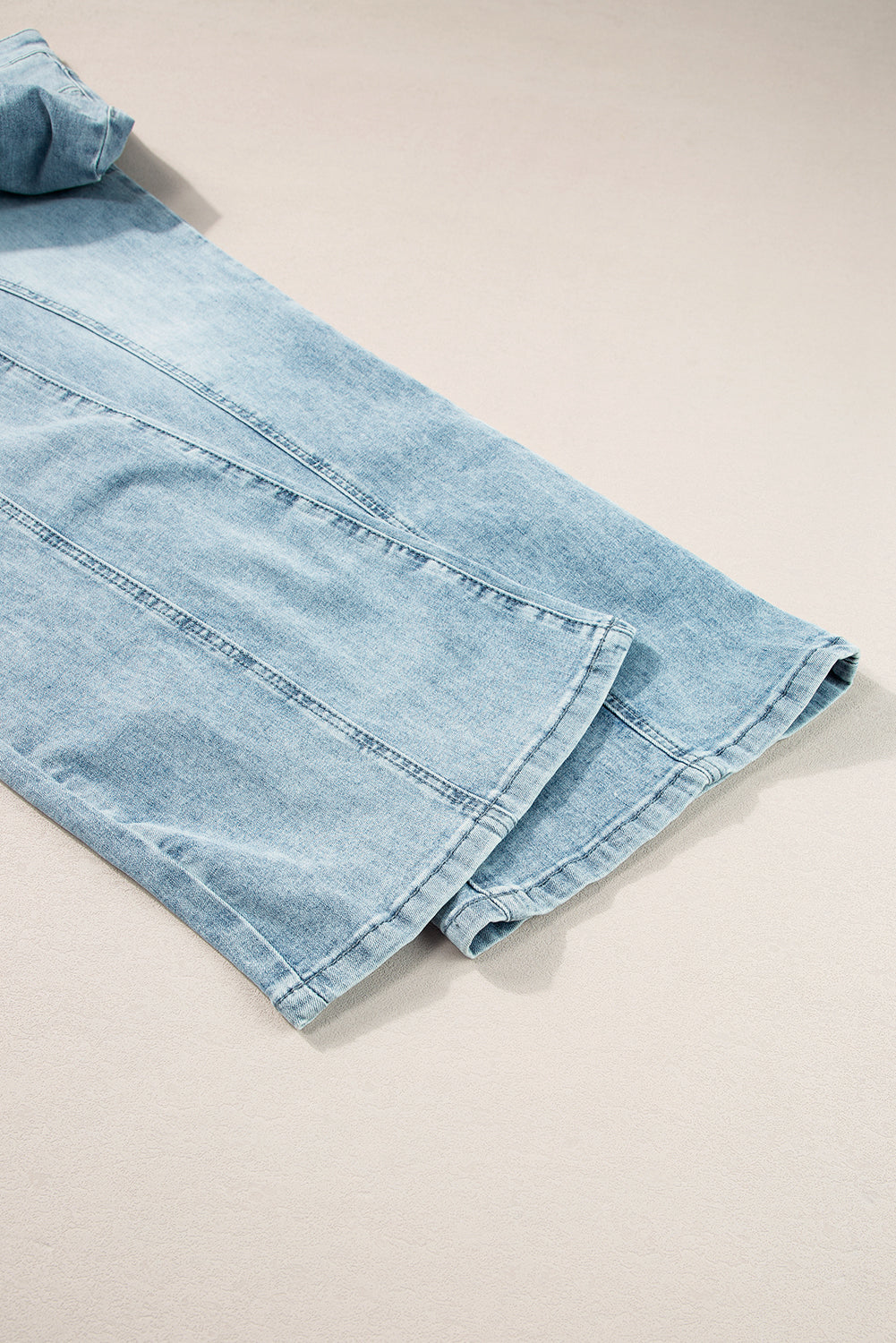 Jeans a gamba svasata con lavaggio acido blu scuro